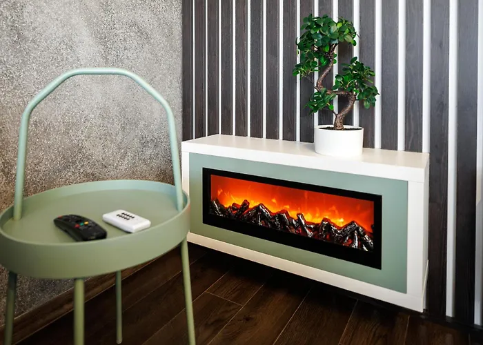 Kronsmart Apartment: Cozy Fireplace & Free Parking Brașov
